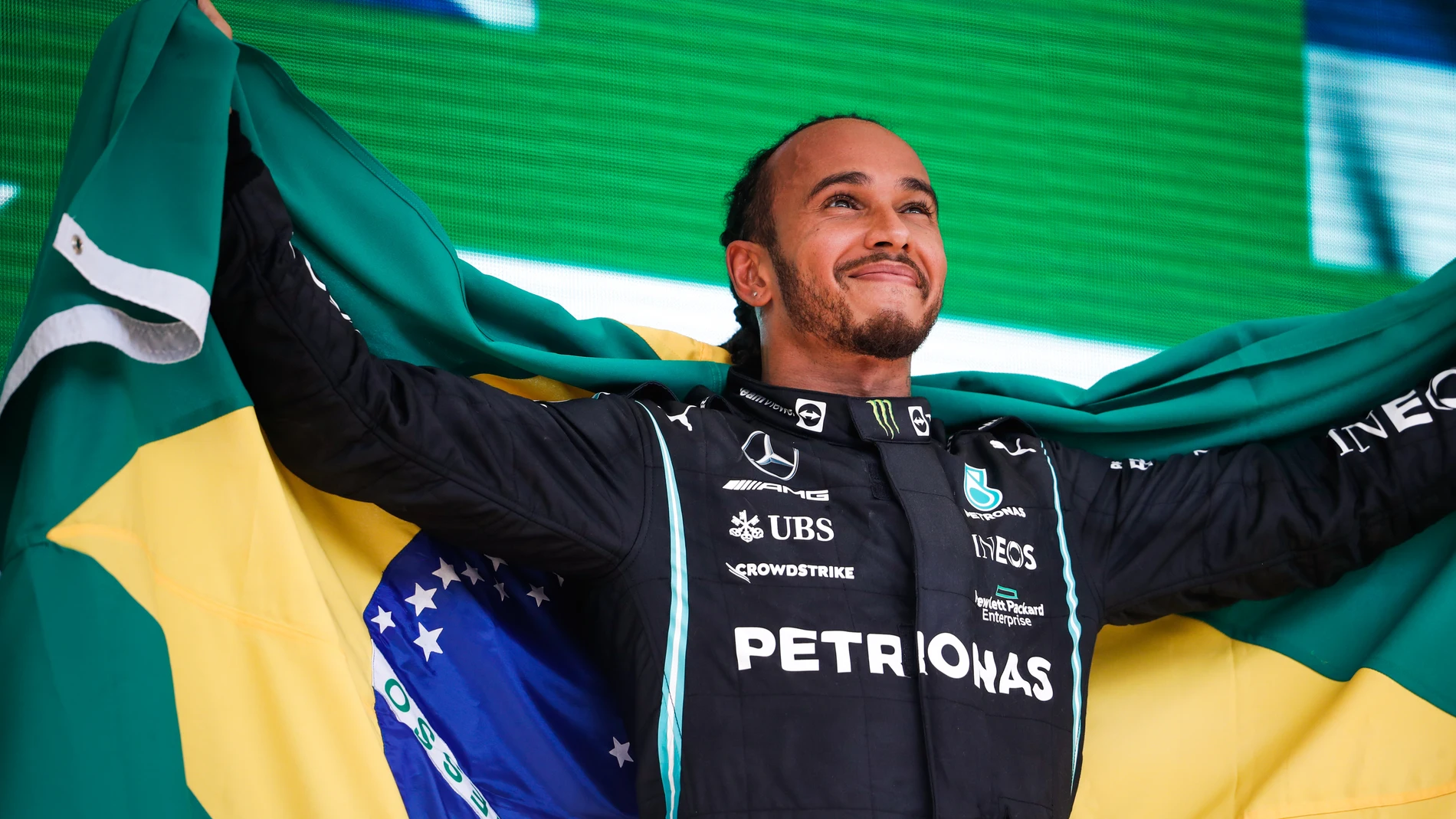 Lewis Hamilton celebró su triunfo con una bandera de Brasil en homenaje a Ayrton Senna.