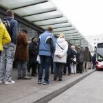 Gente haciendo cola para vacunarse contra la covid en un autobus público, en Viena (Austria)