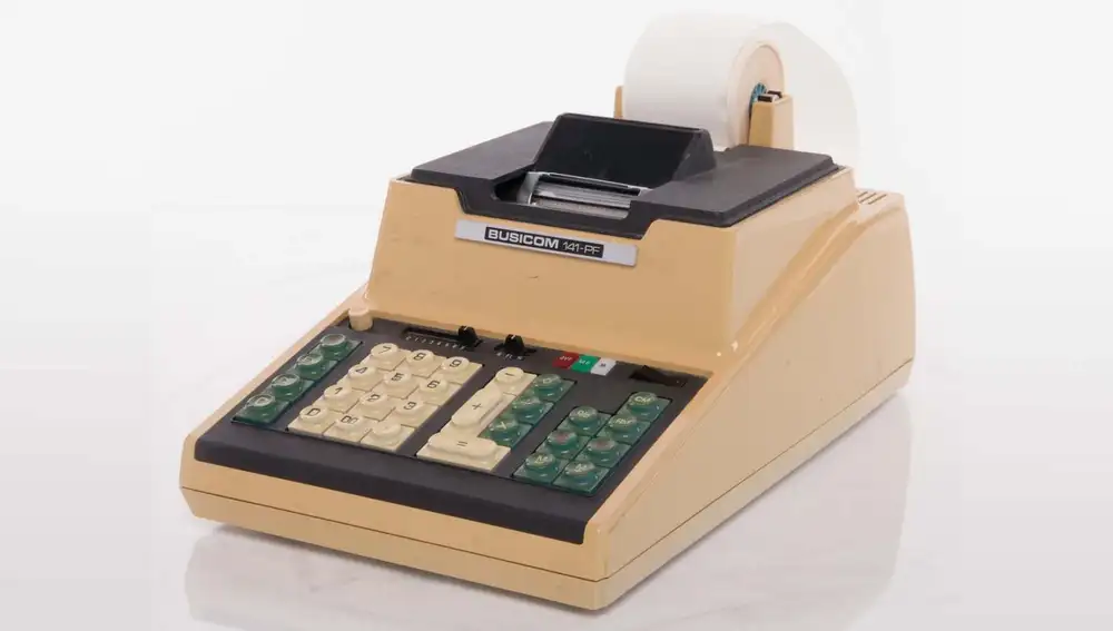 La calculadora de sobremesa Busicom 141-PF fue el primer dispositivo en el mercado con un microprocesador.
