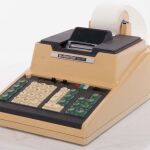 La calculadora de sobremesa Busicom 141-PF fue el primer dispositivo en el mercado con un microprocesador.
