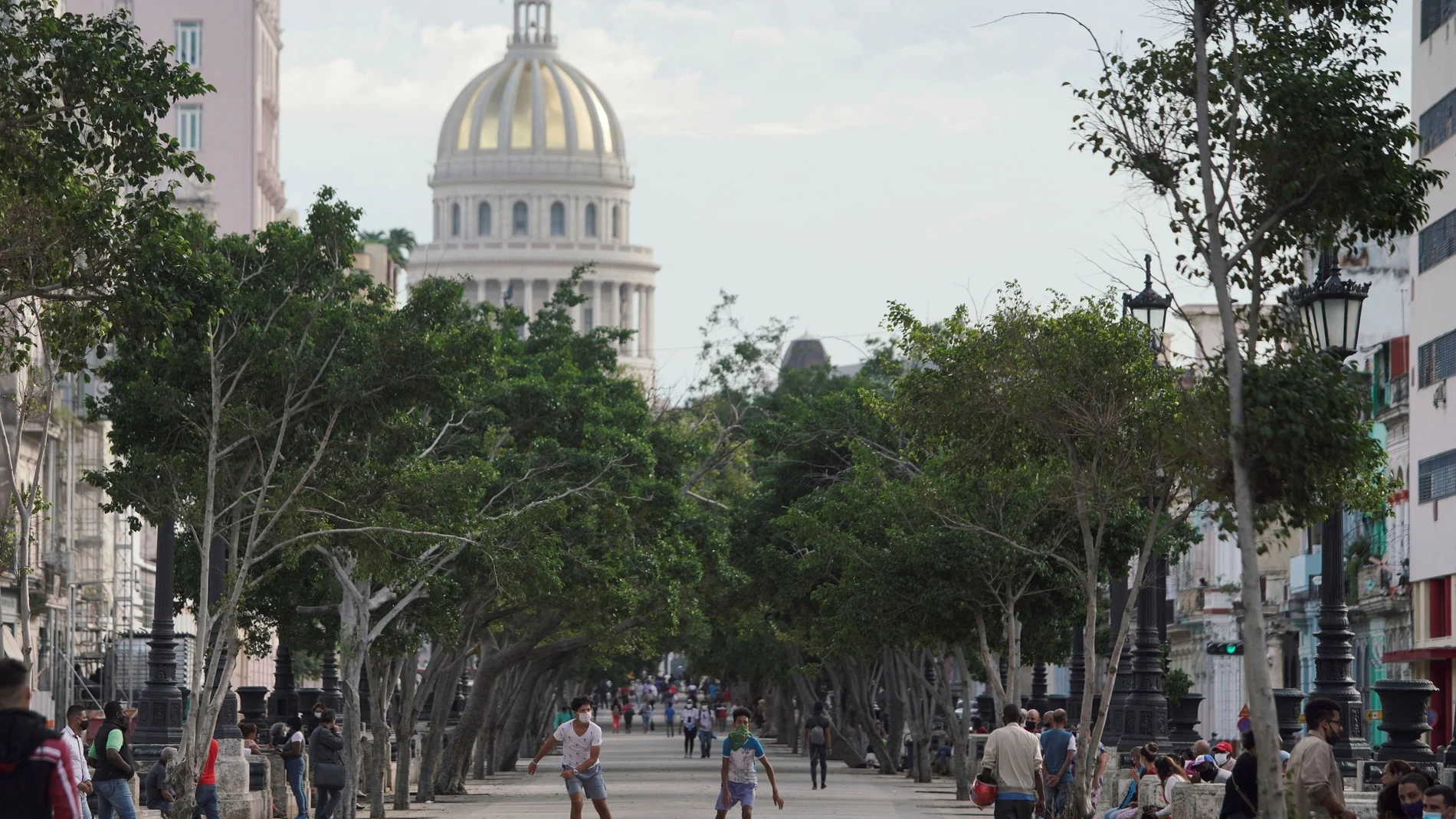 Varios jóvenes recorren con patines el Paseo del Prado de la Habana
