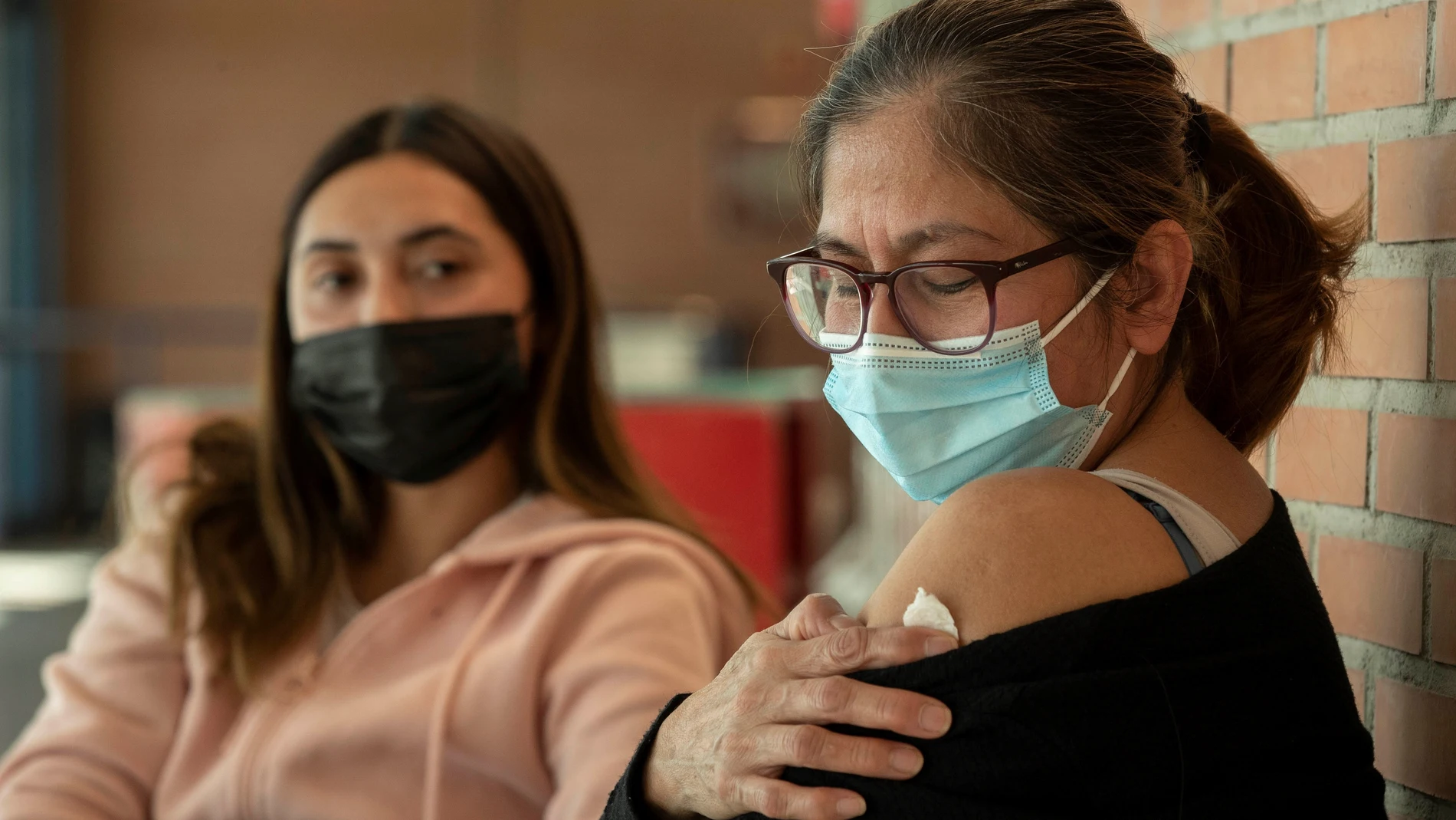 Una mujer tras vacunarse con la tercera dosis contra el covid en el Palacio de los Deportes de Murcia