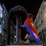 La estatua del oso y el madroño vestida con la bandera de Cuba en una concentración de apoyo a las marchas en Cuba contra las políticas del Gobierno de Miguel Díaz-Canel