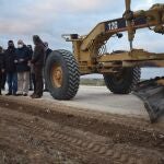 El consejero de Agricultura, Ganadería y Desarrollo Rural, Jesús Julio Carnero, ha visitado obras de acondicionamiento de caminos en Fontiveros (Ávila