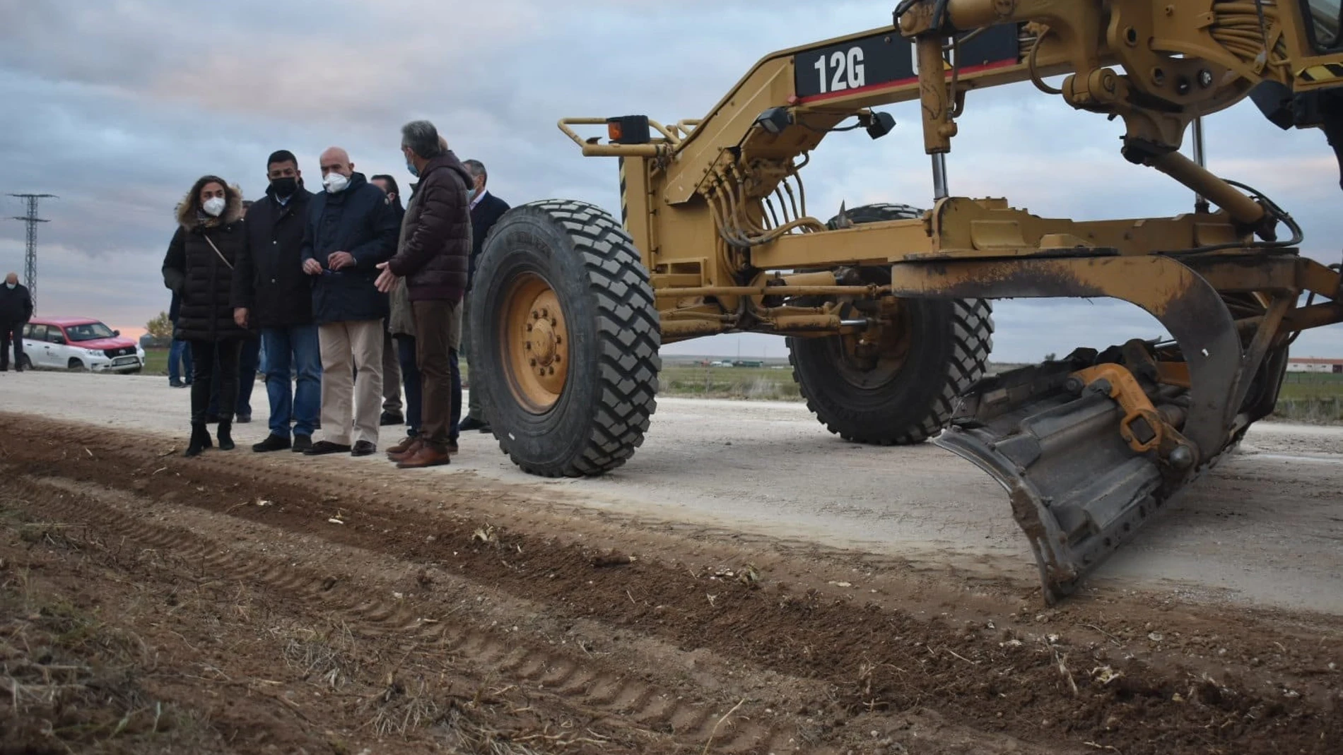 El consejero de Agricultura, Ganadería y Desarrollo Rural, Jesús Julio Carnero, ha visitado obras de acondicionamiento de caminos en Fontiveros (Ávila