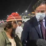 El periodista Danny Fenster habla con los medios en Qatar junto al diplomático Bill Richardson