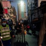 Shanghai (China).- People walk in the street in Shanghai, China, 15 November 2021. EFE/EPA/ALEX PLAVEVSKI