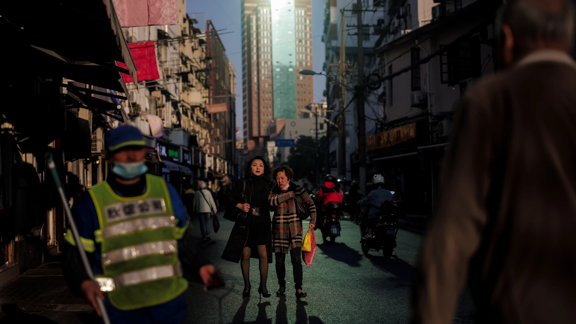 Shanghai (China).- People walk in the street in Shanghai, China, 15 November 2021. EFE/EPA/ALEX PLAVEVSKI