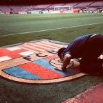 Dani Alves besa el escudo del Barcelona en el Camp Nou.