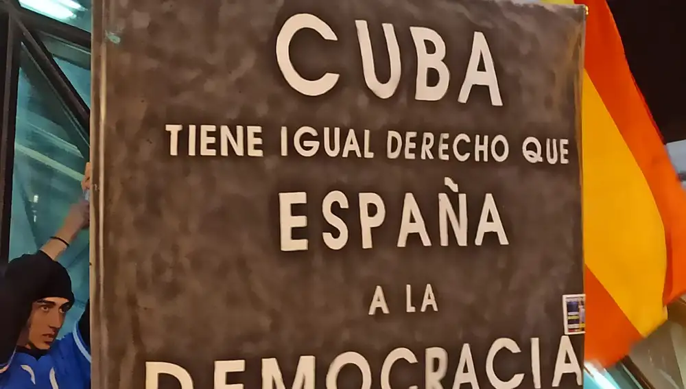 Pancarta de &quot;Cuba tiene igual derecho que España a la democracia&quot; vista en la madrileña Puerta del Sol, 15 de noviembre de 2021