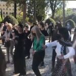 Patricia del Pozo y Marta Bosquet bailan flamenco frente al Parlamento andaluz