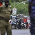 Tres terroristas suicidas provocaron este martes dos explosiones el centro de Kampala