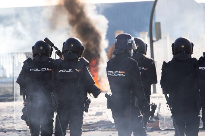 Un grupo de Policías antidisturbios ante una protesta de los trabajadores del sector del metal a las puertas de la factoría de Navantia de Cádiz