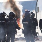 Un grupo de Policías antidisturbios ante una protesta de los trabajadores del sector del metal a las puertas de la factoría de Navantia de Cádiz