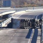 Un camión sufre un accidente en la autovía A6 a su paso por Bembibre (León), cortando la carretera sentido Madrid