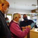 El presidente de la Diputación de Segovia, Miguel Ángel de Vicente, en el ayuntamiento de La lastrilla con un vecino que usa la tableta electrónica para hacer una gestión