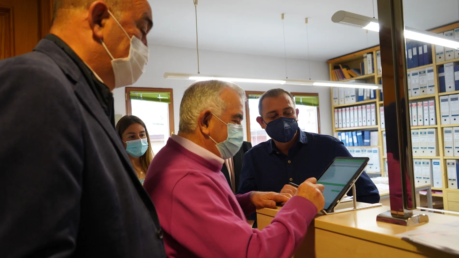 El presidente de la Diputación de Segovia, Miguel Ángel de Vicente, en el ayuntamiento de La lastrilla con un vecino que usa la tableta electrónica para hacer una gestión