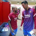 Dani Alves conversa con Busquets y Jordi Alba