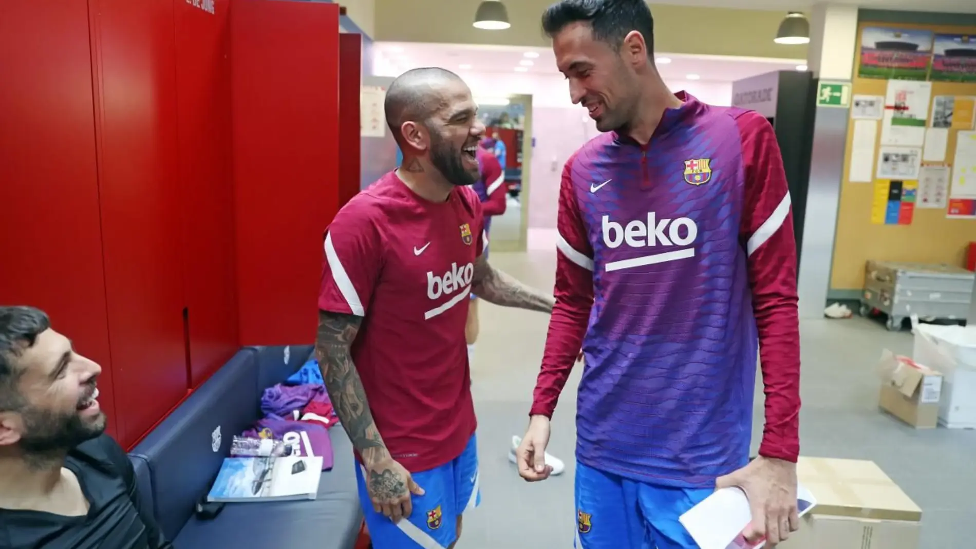 Dani Alves conversa con Busquets y Jordi Alba