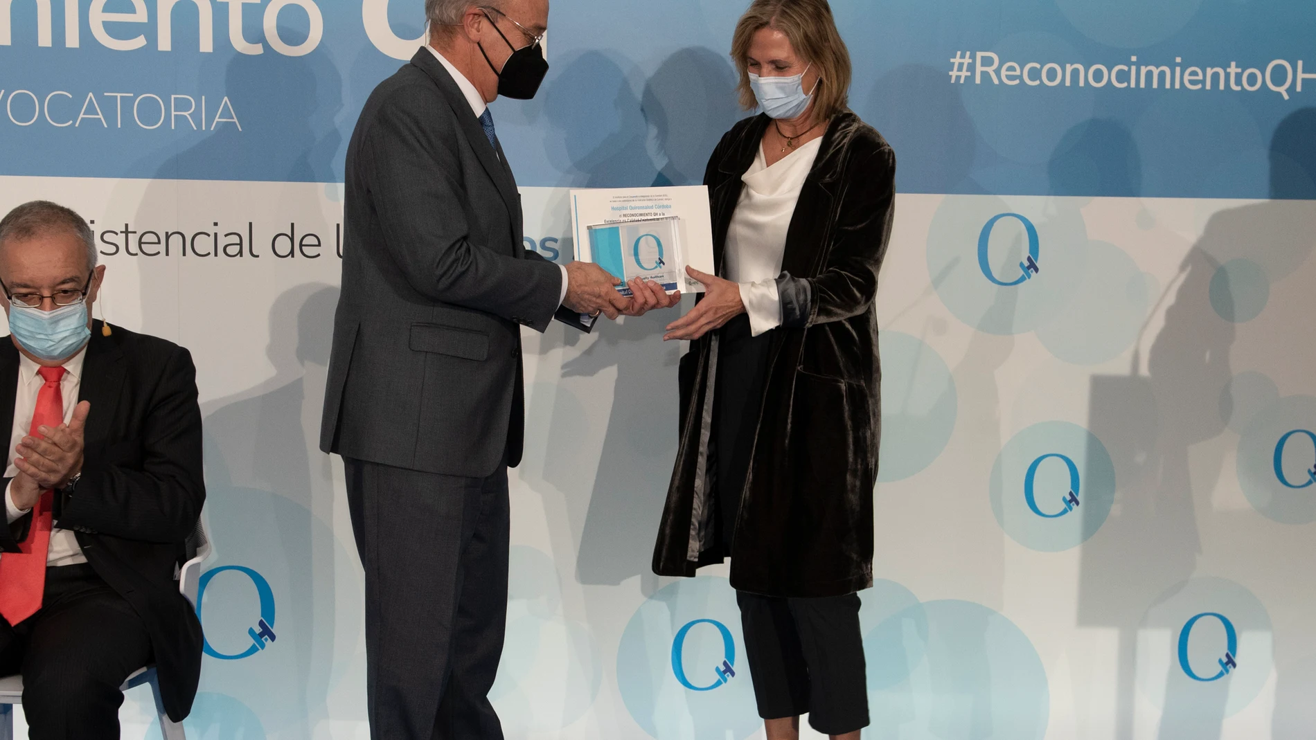 Un momento de la entrega del reconocimiento QH a la calidad asistencial de IDIS a Quirónsalud