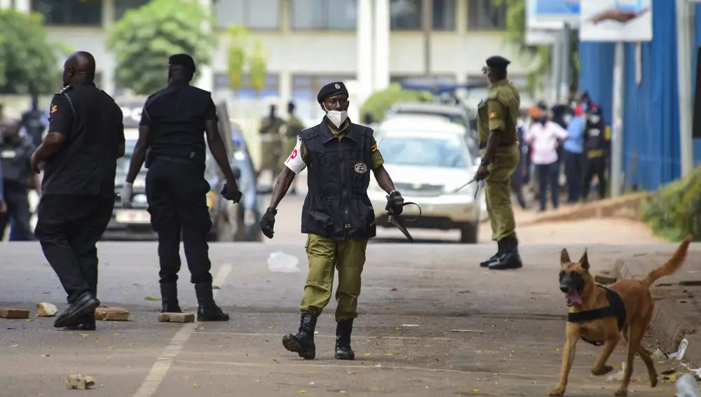 Al menos seis muertos y una treintena de heridos en un doble atentado en la capital de Uganda