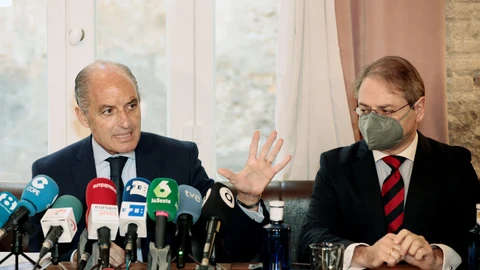 El ex president de la Generalitat, Francisco Camps, junto a su abogado, Pablo Delgado (d).
