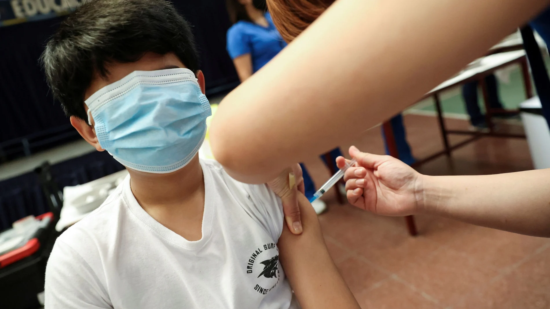 FILE PHOTO: A child receives a dose of Sinovac's CoronaVac COVID-19 vaccine as the Chilean sanitary authority continue the vaccination campaign against the coronavirus disease for 6 to 11-year-olds, in Santiago, Chile October 29, 2021. REUTERS/Ivan Alvarado/File Photo