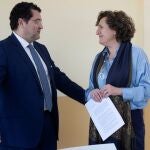 El abogado de Juana Rivas, Carlos Aránguez (i), y la asesora jurídica del Centro de la Mujer de Maracena, Francisca Granados (d), tras conocerse su indulto parcial el martes
