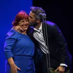 Roberto Leal y su madre, Mercedes, durante la gala de entrega de los Premios Ondas 2021 que celebra su 68º edición en el Teatro Coliseum, a 16 de noviembre de 2021, en Barcelona, Cataluña, España.