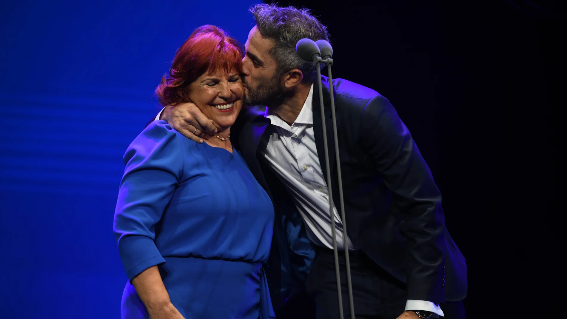 Roberto Leal y su madre, Mercedes, durante la gala de entrega de los Premios Ondas 2021 que celebra su 68º edición en el Teatro Coliseum, a 16 de noviembre de 2021, en Barcelona, Cataluña, España.