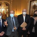 El consejero de Cutura, Javier Ortega; el vicepresidente Francisco Igea; el periodista y director del documental, Alberto Arija; y la presidenta de la Diputación de Palencia, Ángeles Armisén, antes del estreno del documental 'Pasaje de ida Ágora', dirigido por Alberto Arija