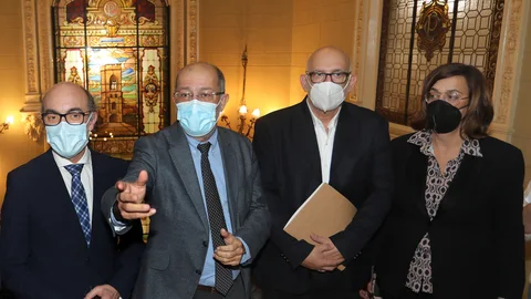 El consejero de Cutura, Javier Ortega; el vicepresidente Francisco Igea; el periodista y director del documental, Alberto Arija; y la presidenta de la Diputación de Palencia, Ángeles Armisén, antes del estreno del documental 'Pasaje de ida Ágora', dirigido por Alberto Arija