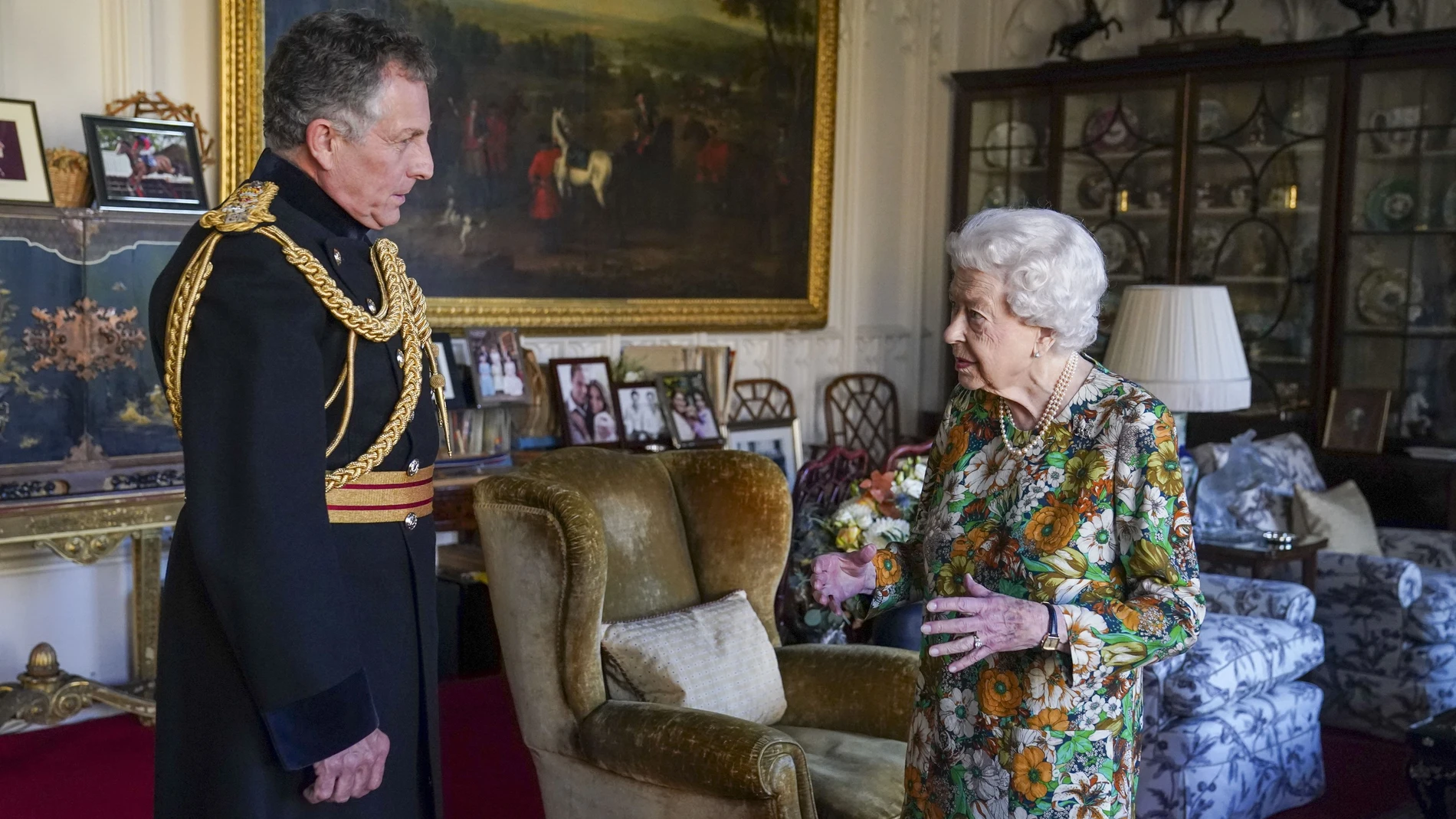 La reina Isabel II recibe al general Nick Carter