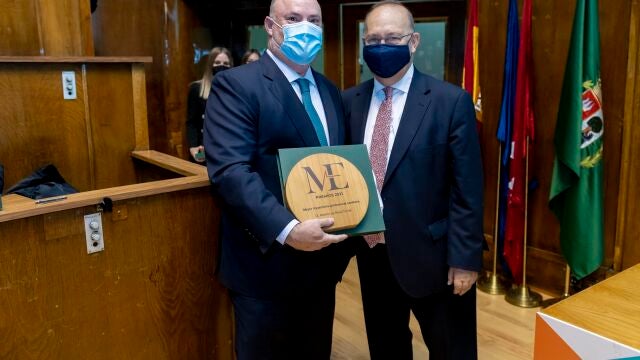 Alberto de Rosa recibe el Premio New Medical Economics a la mejor trayectoria profesional en el sector sanitario