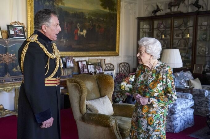 Isabel II, en audiencia con Nick Carter, Jefe del Estado de la Defensa. Ap