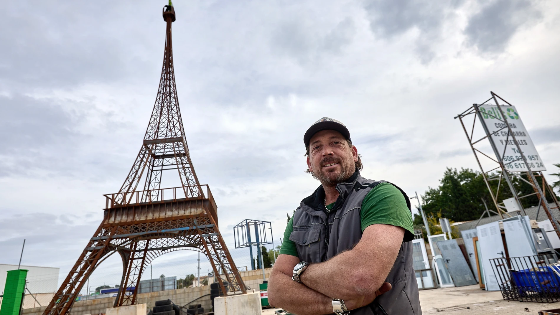 Una empresa de reciclaje y compraventa de chatarra ha levantado en Dénia (Alicante) una Torre Eiffel de 15 metros y de 3.000 kilos de hierro reciclado que intenta emular a la de París, en una construcción que cuenta con una base proporcional al monumento francés, pero que en lo alto se ha hecho "más puntiaguda" para dar "sensación de altura".