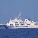 En esta foto facilitada por los guardacostas filipinos, se ve un buque de la guardia costera china patrullando en el Mar de China Meridional, tomada en algún momento del 13 al 14 de abril de 2021
