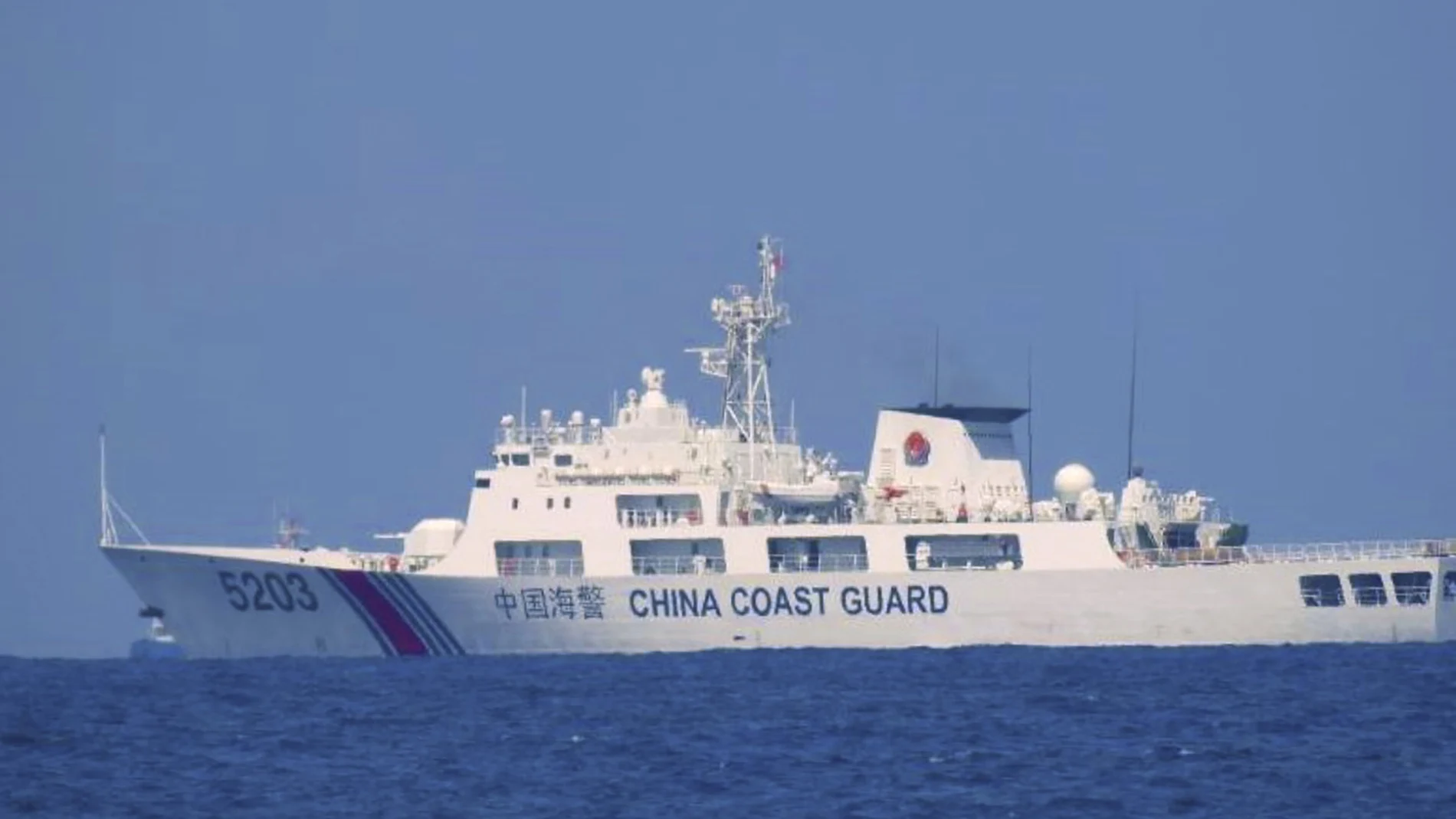 En esta foto facilitada por los guardacostas filipinos, se ve un buque de la guardia costera china patrullando en el Mar de China Meridional, tomada en algún momento del 13 al 14 de abril de 2021