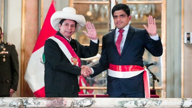 AME8193. LIMA (PERÚ), 17/11/2021.- El presidente de Perú, Pedro Castillo (i), toma juramento al abogado Juan Carrasco como nuevo ministro de Defensa hoy, en el Palacio de Gobierno de Lima (Perú). En una ceremonia celebrada en el Palacio de Gobierno de Lima, Carrasco reemplazó a Walter Ayala, quien dimitió el pasado domingo, y Prado a José Incio, cuya renuncia se conoció poco antes de la actividad sin que se ofrezcan mayores detalles. EFE/ Presidencia De Perú SOLO USO EDITORIAL NO VENTAS SOLO DISPONIBLE PARA ILUSTRAR LA NOTICIA QUE ACOMPAÑA (CRÉDITO OBLIGATORIO)