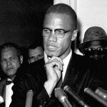 Malcolm X habla con periodistas en 1963. Dos años después fue asesinado