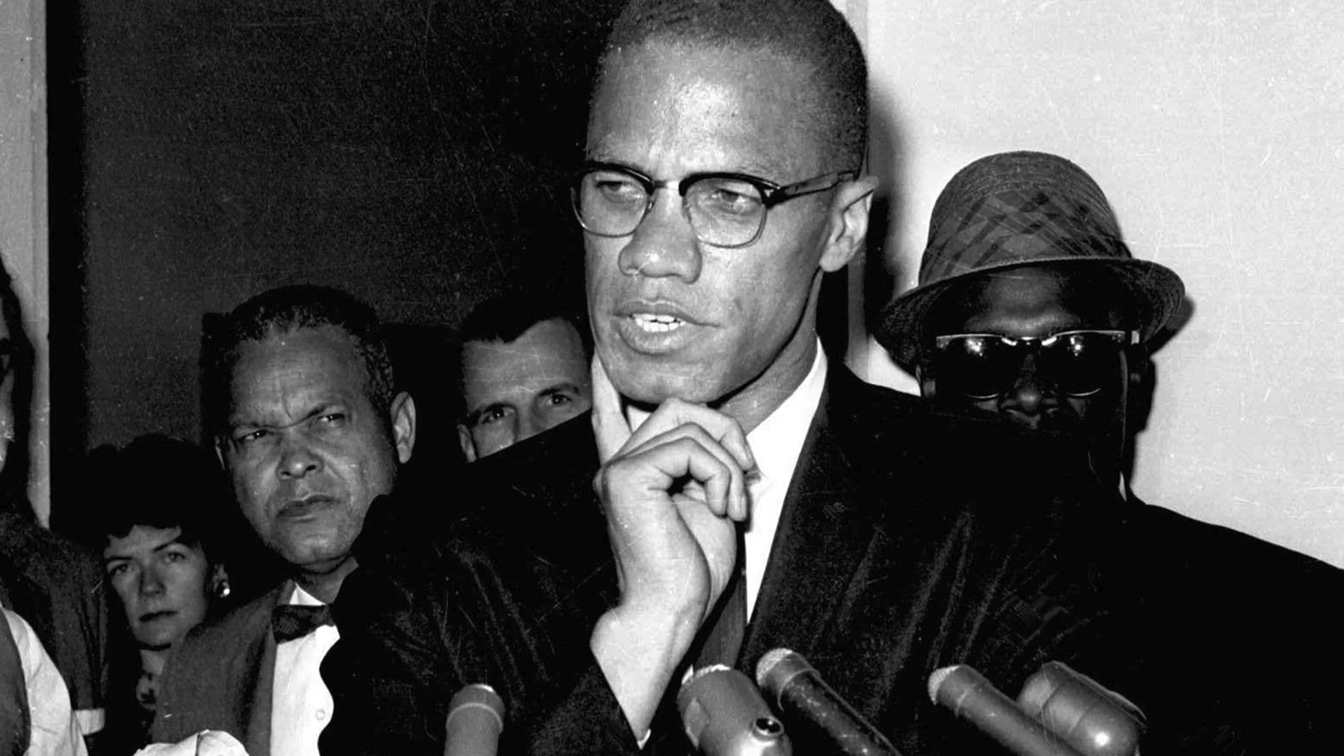 Malcolm X habla con periodistas en 1963. Dos años después fue asesinado