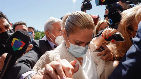 AME8244. BUENOS AIRES (ARGENTINA), 18/11/2021.- La cubana Mavys Álvarez, que presuntamente cuando era menor de edad mantuvo una relación con Diego Maradona, llega a declarar hoy ante la justicia en Buenos Aires (Argentina), en el marco de una causa por presunta trata de personas relacionada con su relación con el fallecido exfutbolista. EFE/Juan Ignacio Roncoroni