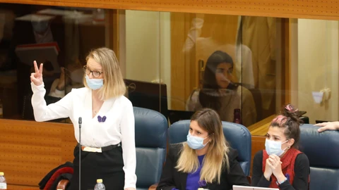 Carolina Alonso, de Unidas Podemos, en el momento de pedir la palabra a la presidenta de la Asamblea