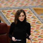 La presidenta de la Comunidad de Madrid, Isabel Díaz Ayuso, en una sesión de control al Gobierno de la Comunidad de Madrid, en la Asamblea de Madrid, a 18 de noviembre de 2021, en Madrid (España). El Pleno de la Asamblea de Madrid de este jueves centra su debate en la gratuidad del Bachillerato; la erradicación de la violencia machista; los contratos de emergencia y la independencia de la justicia, entre otros asuntos.18 NOVIEMBRE 2021;ASAMBLEA DE MADRID;MADRID;ISABEL DÍAZ AYUSOCézaro De Luca / Europa Press18/11/2021