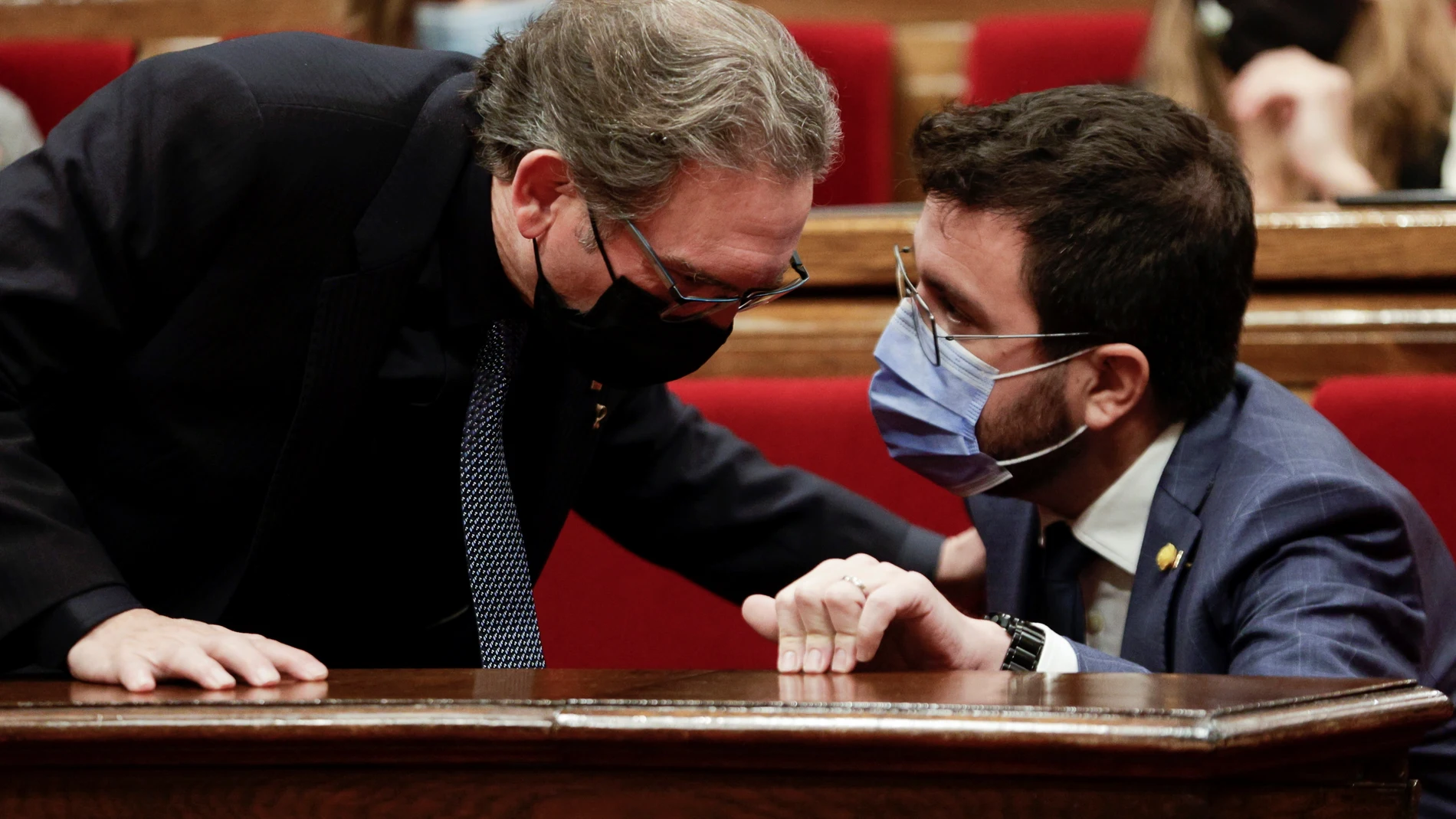 El presidente de la Generalitat, Pere Aragonés conversa con el conseller de Economia Jaume Giró (i).