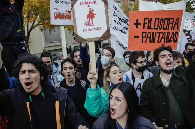 Los universitarios toman la calle contra las polémicas leyes de universidades de Castells