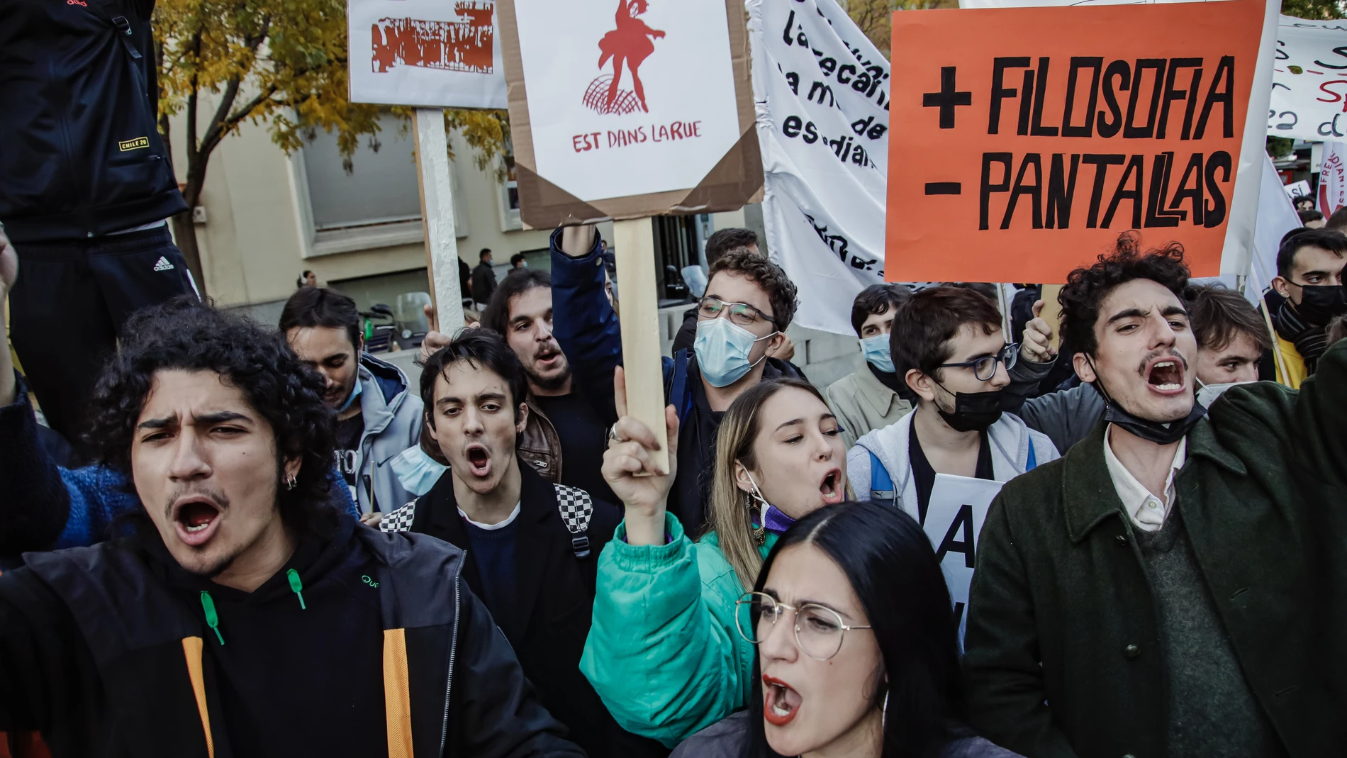 Varios estudiantes se movilizan en contra de las reformas universitarias de la ‘ley Castells' y la ‘ley de convivencia universitaria’, frente al Congreso de los Diputados