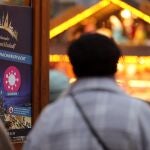 Puerta anunciando las restricciones en un mercado navideño de Dortmund