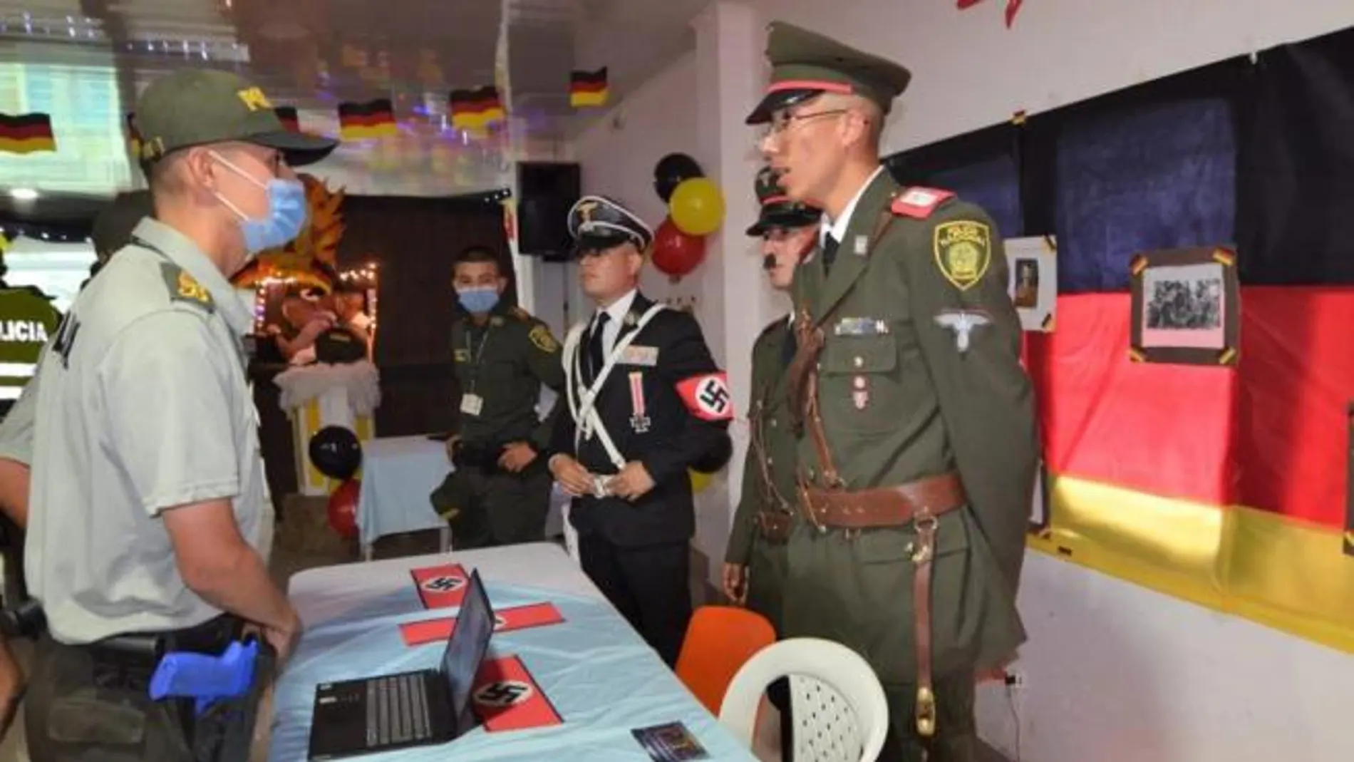 Policías colombianos con símbolos nazis en una celebración