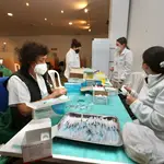 Varias sanitarias preparan la tercera dosis de la vacuna contra el Covid-19 en Pontevedra